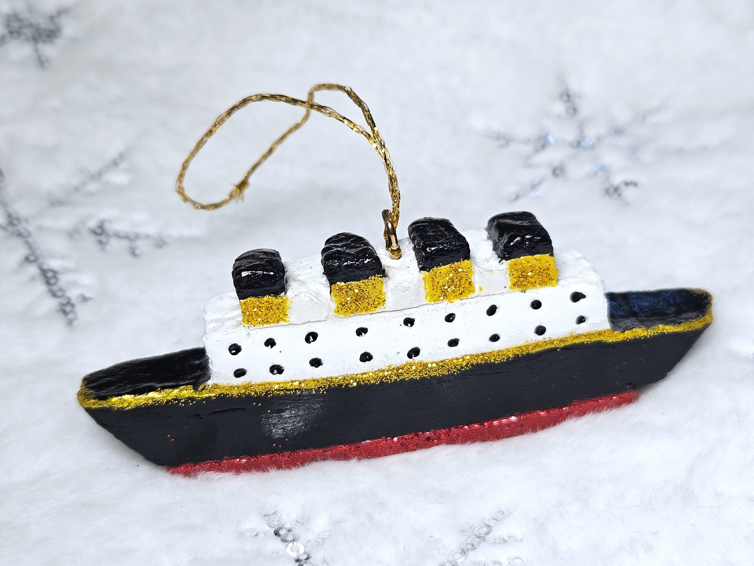 Kézműves hajódísz a történelmi Titanic alapján